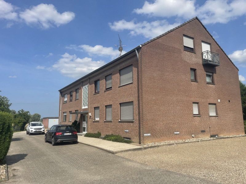 Gepflegtes Mehrfamilienhaus mit Garagen & Garten in ruhiger Lage von Rheinberg