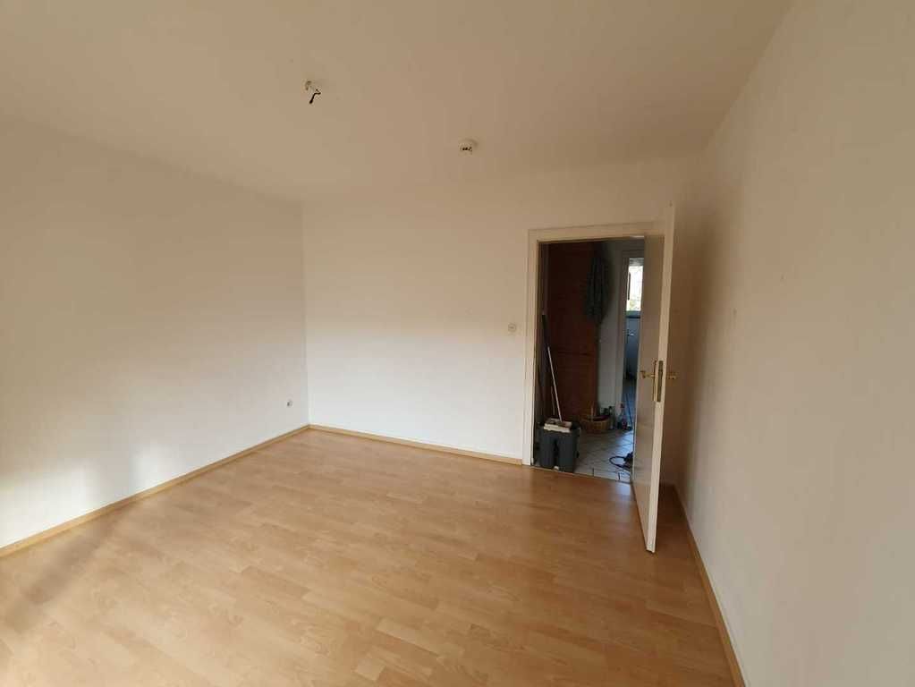 3-Zimmer-Wohnung mit Balkon 1. OG rechts